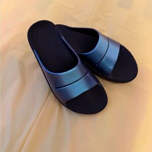 OOFOS Women's Slide Sandals - Black and Metallic Blue